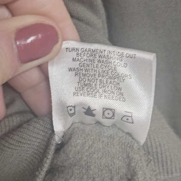 BNWOT! Women's Size Medium. Long-Sleeved Olive Green Lightweight Sweatshirt!✨️ - Picture 8 of 11